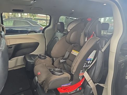 Used 2017 Chrysler Pacifica Touring-L FWD image 5