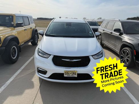 Used 2023 Chrysler Pacifica Touring-L image 2