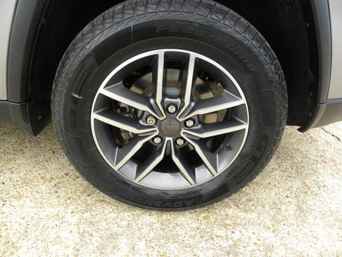 Used 2019 Jeep Grand Cherokee Limited RWD image 11