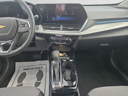 Used 2025 Chevrolet Trax LT w/ LT Convenience Package image 11