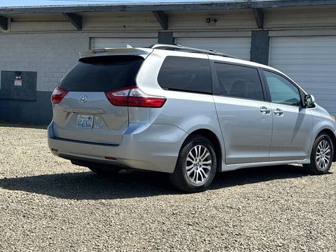 Used 2019 Toyota Sienna XLE w/ XLE Navigation Package FWD image 5