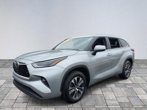Used 2022 Toyota Highlander XLE image 3