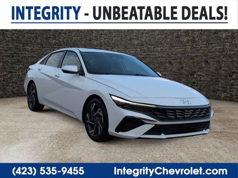 Used 2025 Hyundai Elantra SEL FWD image 1