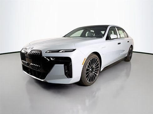 New 2026 BMW 750e xDrive image 3
