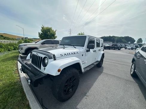 Used 2017 Jeep Wrangler Unlimited Sahara w/ Connectivity Group AWD/4WD image 3