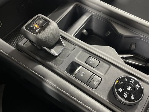 Used 2024 Nissan Pathfinder S image 26