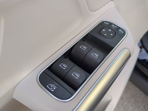 Certified 2025 Mercedes-Benz GLA 250 image 33