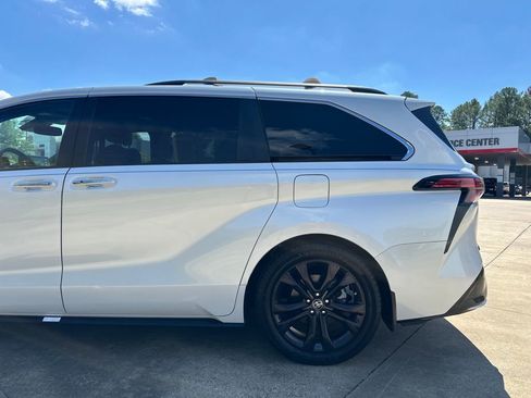 Used 2023 Toyota Sienna XSE FWD image 32