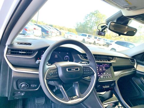 Used 2023 Jeep Grand Cherokee Laredo image 12