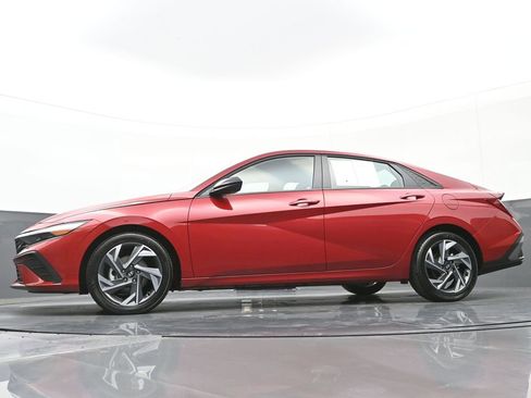 Certified 2025 Hyundai Elantra Sport image 47