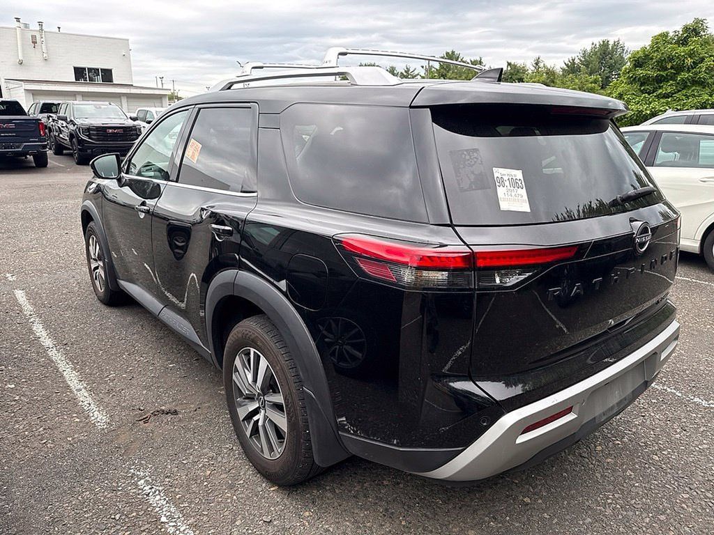 Used 2024 Nissan Pathfinder SL w/ Black Appearance Package AWD/4WD image 7