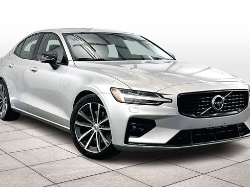 Used 2022 Volvo S60 B5 Momentum w/ Advanced Package image 2