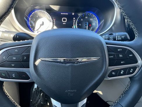 Certified 2024 Chrysler Pacifica Touring-L image 22