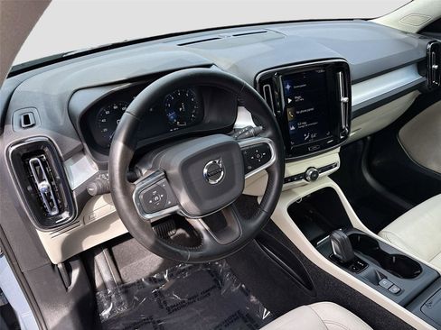 Used 2020 Volvo XC40 T5 Momentum w/ Protection Package Premier image 9