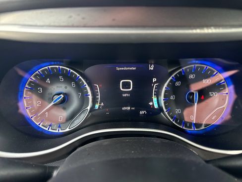Used 2024 Chrysler Pacifica Touring-L FWD image 11
