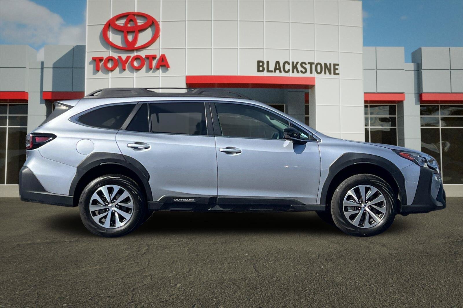 Used 2023 Subaru Outback Premium AWD/4WD image 2