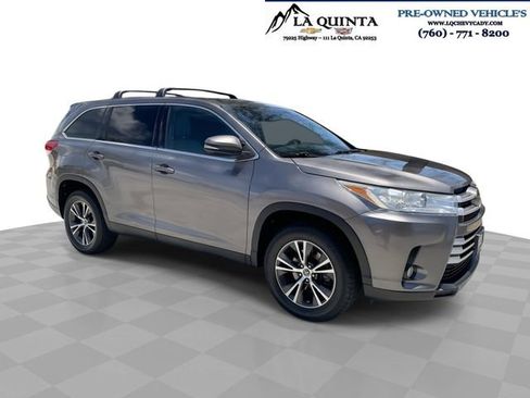 Used 2019 Toyota Highlander Plus FWD image 1