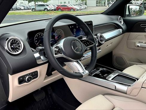 Used 2025 Mercedes-Benz GLB 250 image 9