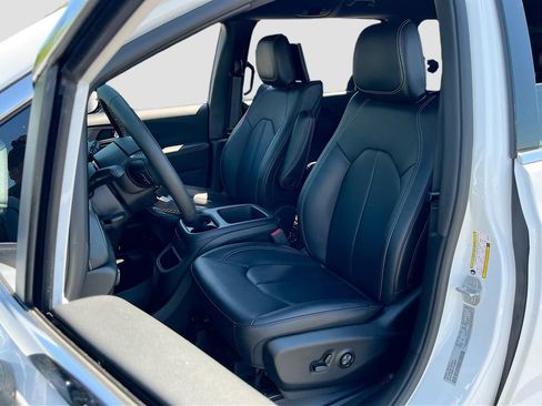 Used 2025 Chrysler Pacifica Select w/ Uconnect Theater Family Group image 21
