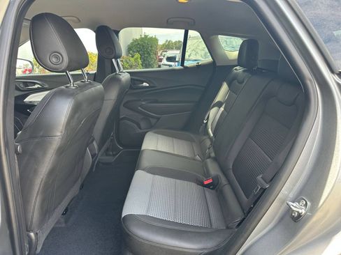Used 2025 Chevrolet Trax LT FWD image 21