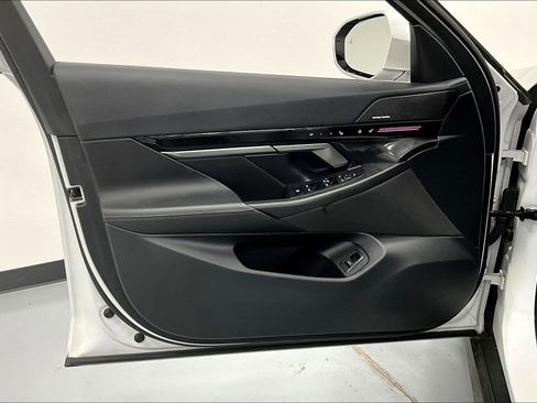 Used 2024 BMW 530i xDrive w/ Premium Package image 21