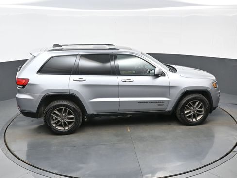 Used 2016 Jeep Grand Cherokee Laredo 75th Anniversary AWD/4WD image 39