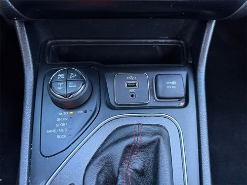 Used 2022 Jeep Cherokee Trailhawk image 19