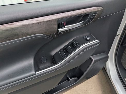 Used 2023 Toyota Highlander Limited image 9