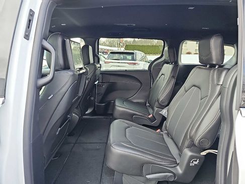 New 2026 Chrysler Pacifica Select image 6
