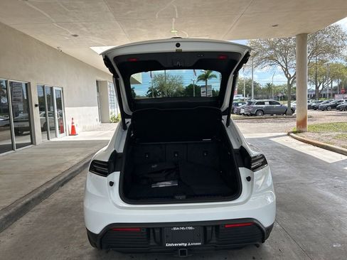 Used 2025 Porsche Macan Electric image 31