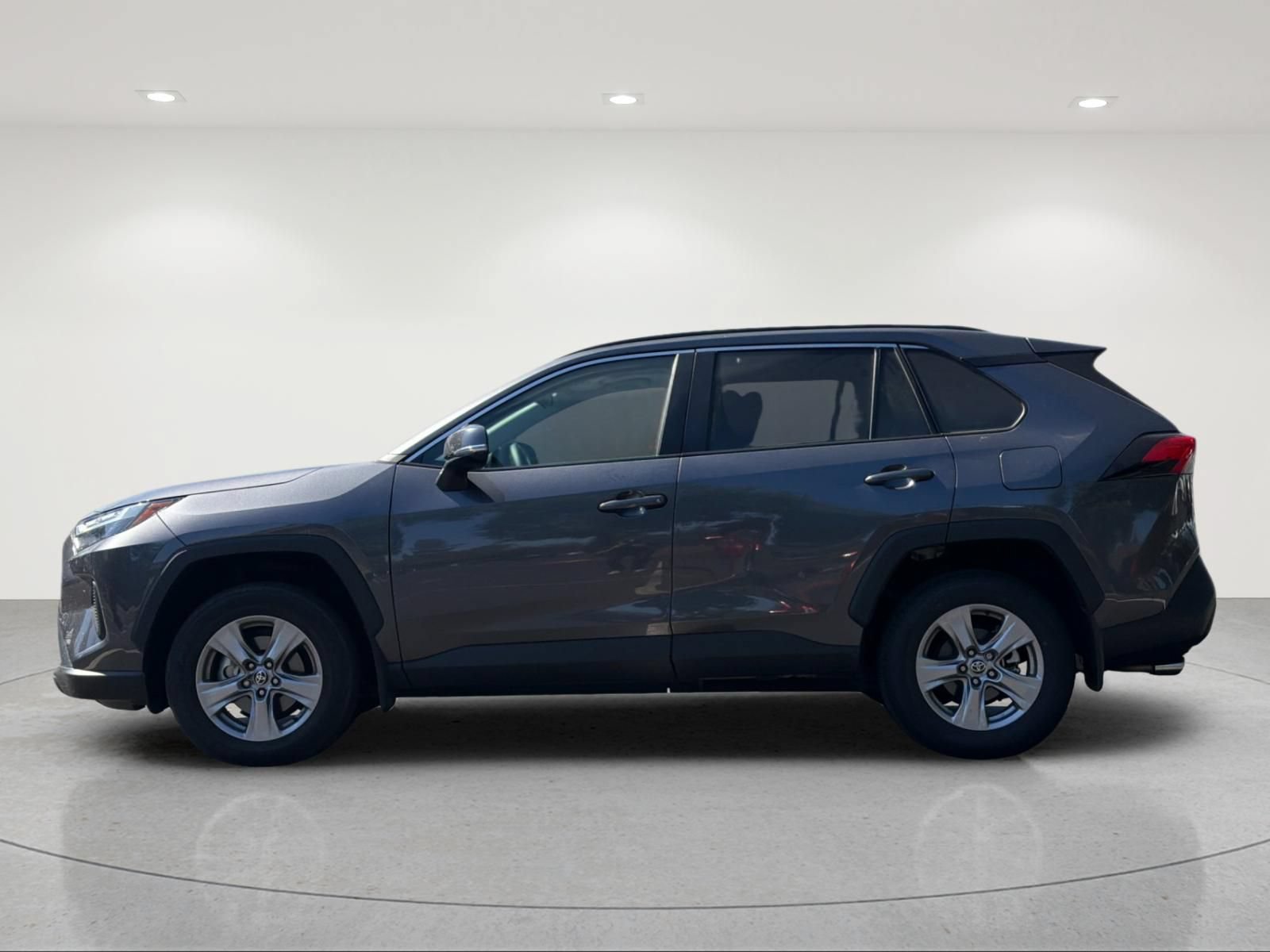 Used 2022 Toyota RAV4 XLE w/ Convenience Package FWD image 2