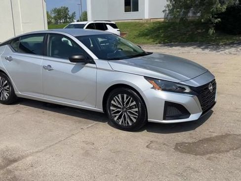 Used 2024 Nissan Altima 2.5 SV FWD image 2