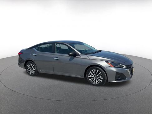 Used 2025 Nissan Altima 2.5 SV FWD image 2