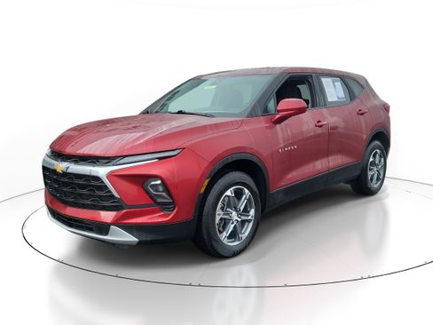 Used 2025 Chevrolet Blazer LT image 2