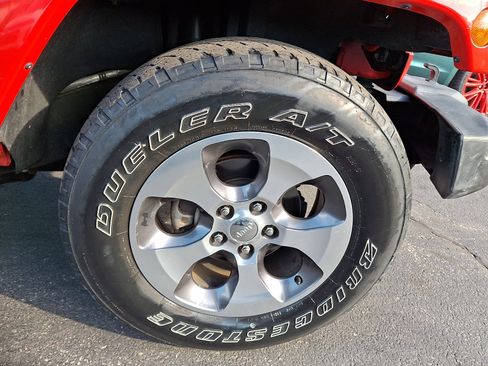 Used 2016 Jeep Wrangler Unlimited Sahara w/ Connectivity Group image 9