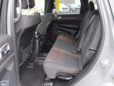 Used 2020 Jeep Grand Cherokee Laredo image 13