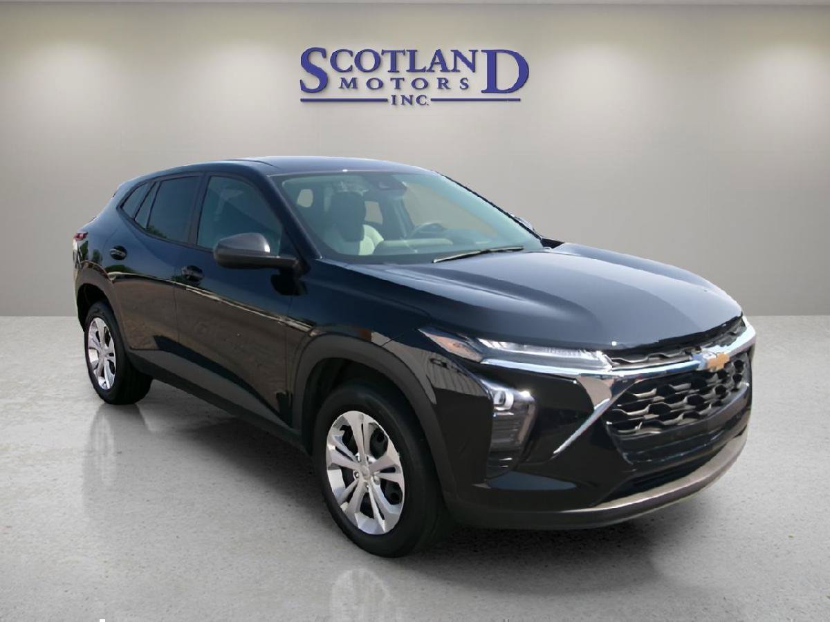 Used 2025 Chevrolet Trax LS FWD image 4