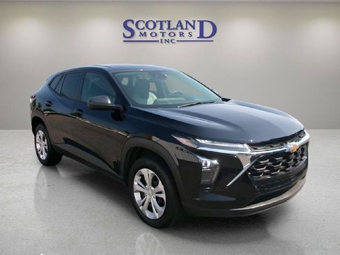 Used 2025 Chevrolet Trax LS FWD image 4