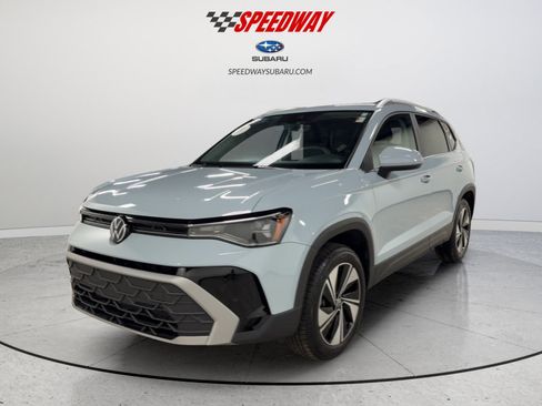 Used 2025 Volkswagen Taos SE image 2