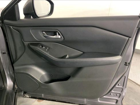Used 2025 Nissan Rogue SV FWD image 25