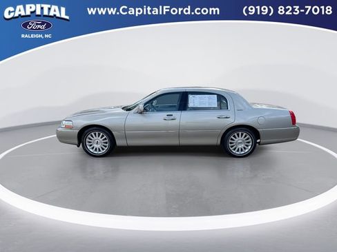 Used 2004 Lincoln Town Car Signature image 5