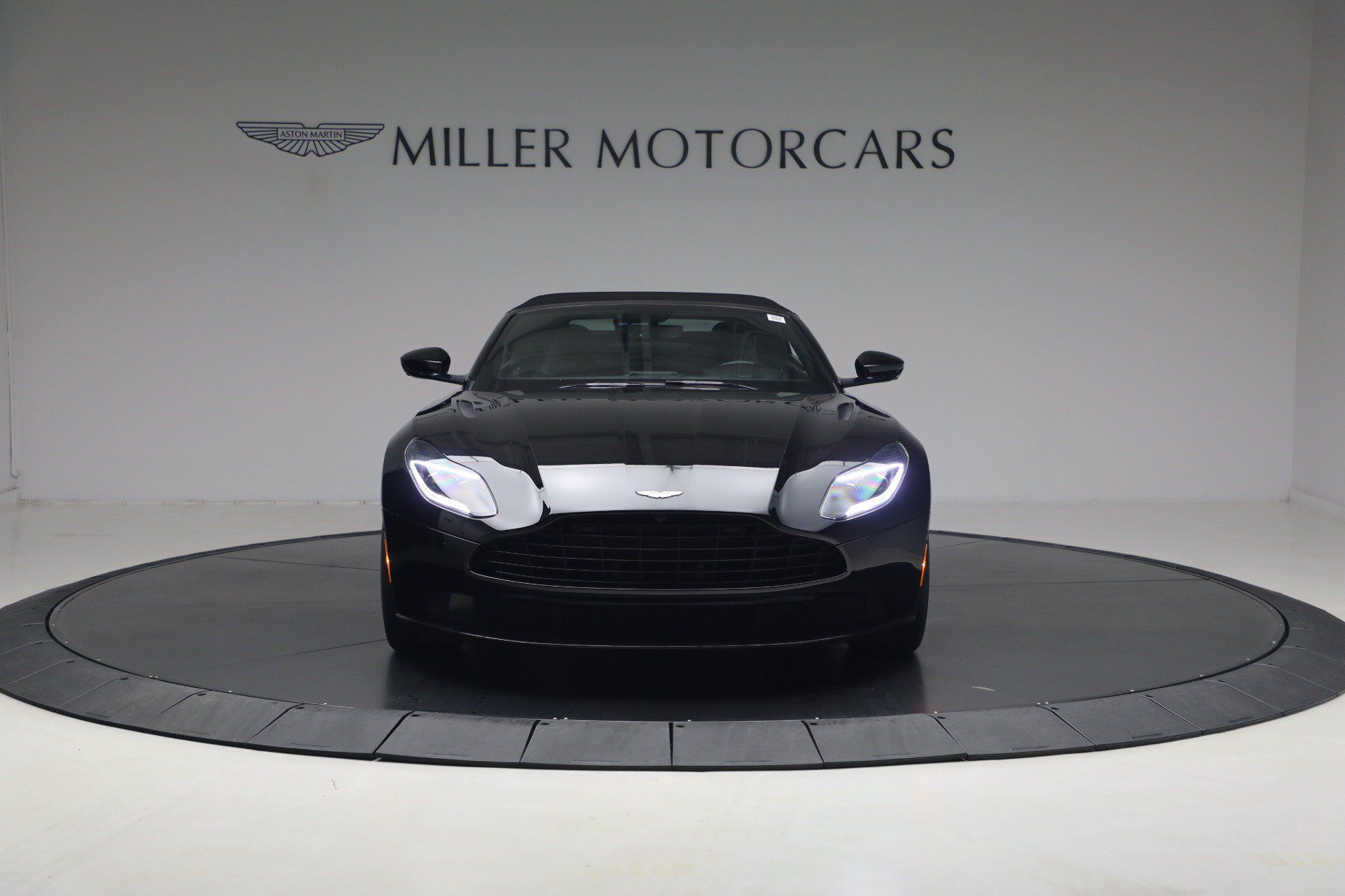 Used 2020 Aston Martin DB11 Volante RWD image 14