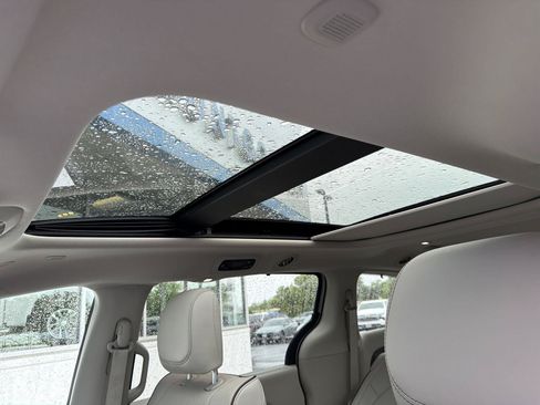 Used 2020 Chrysler Pacifica Limited w/ Advanced Safetytec Group FWD image 25