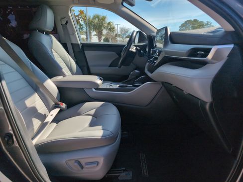 Used 2023 Toyota Highlander XLE image 34