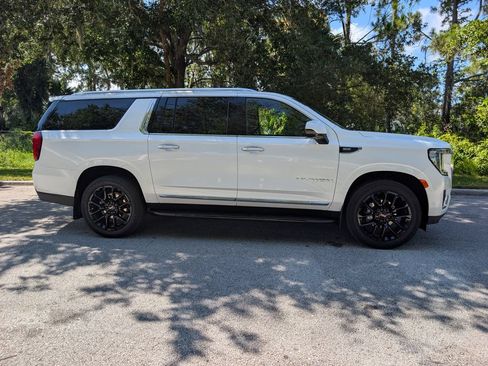 Used 2023 GMC Yukon XL SLT AWD/4WD image 10