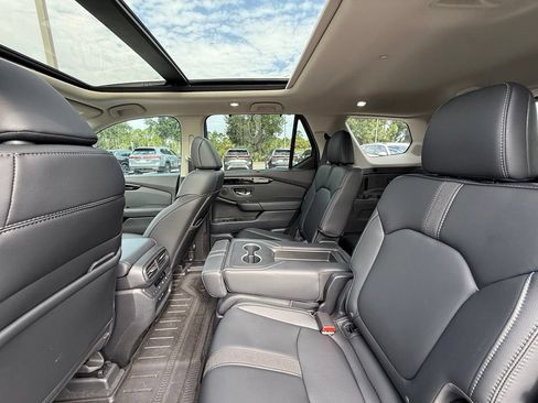 Used 2025 Honda Pilot Touring image 14
