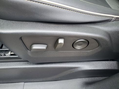 Used 2021 GMC Yukon XL SLT w/ SLT Premium Package image 7