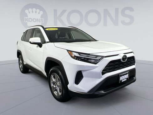 Used 2025 Toyota RAV4 XLE AWD/4WD image 2