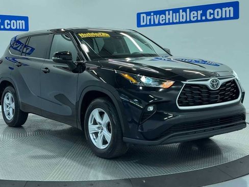 Used 2025 Toyota Highlander LE FWD image 2