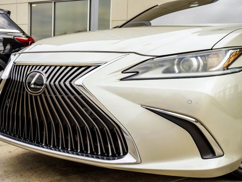 Used 2019 Lexus ES 350 w/ Premium Package image 2